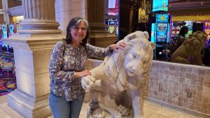 Marion makes a friend (at the Peppermill)